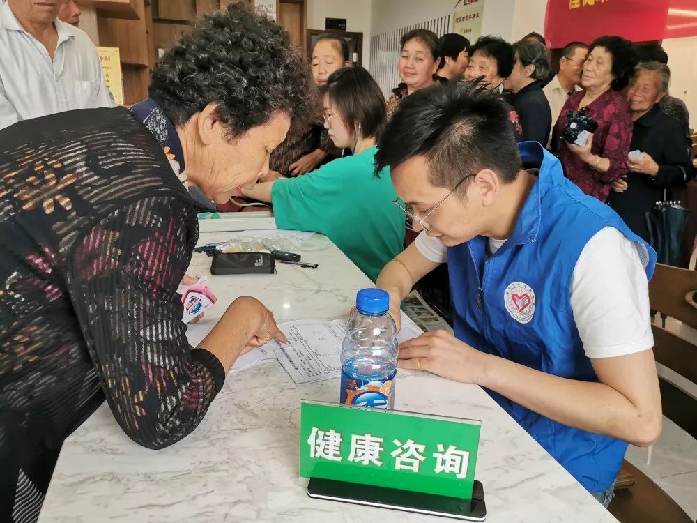 懂健康知識，做健康老人 老年健康宣傳周活動與咨詢服務紀實