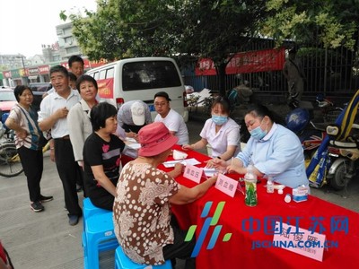 南通鳳凰社區舉辦“服務百姓·健康行”義診活動 貼心服務暖民心
